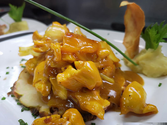 Quibu chicken in pine apple and curry sauce.